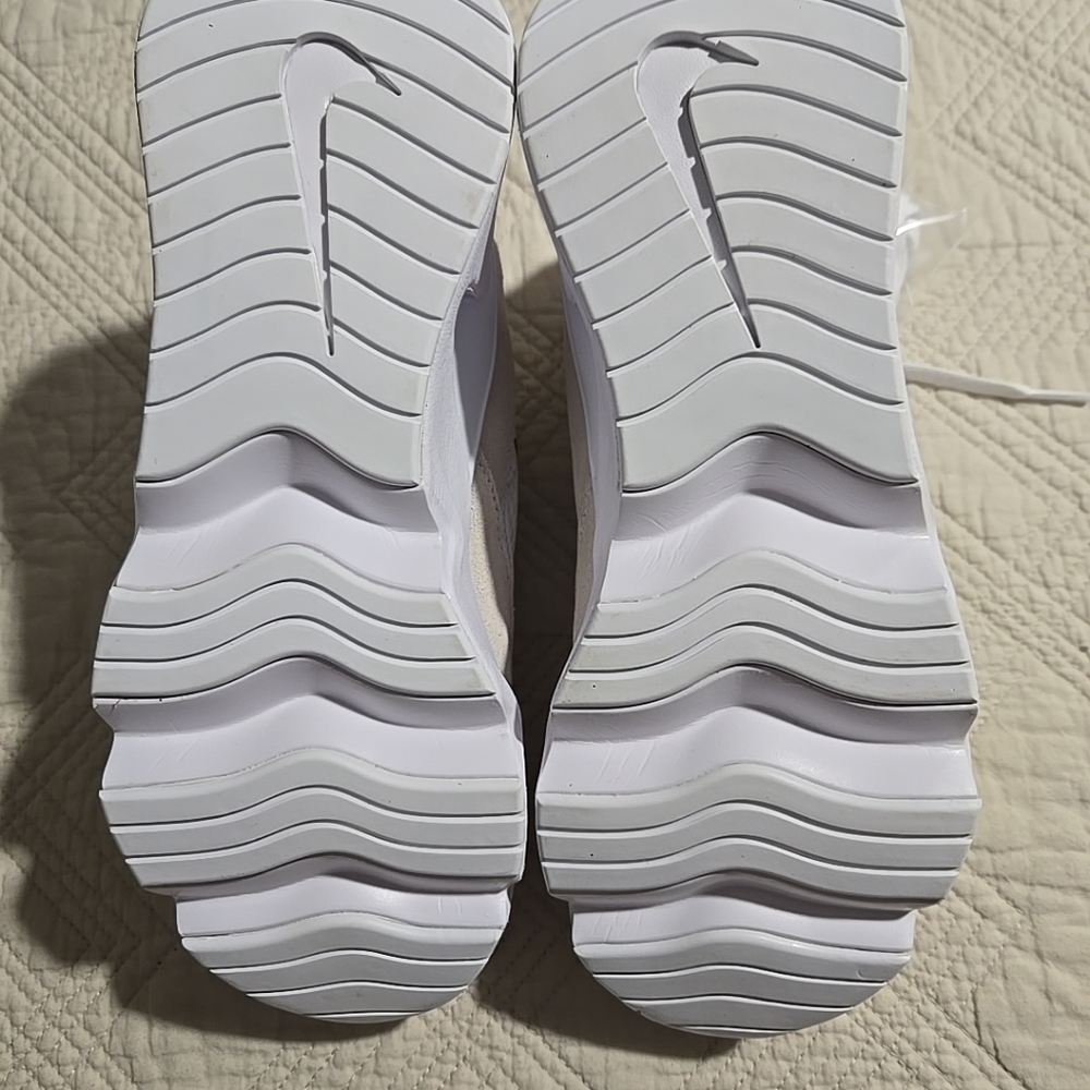 Nike Ladies Size 7.5 RYZ 365 II Sneaker In White - Picture 7 of 9
